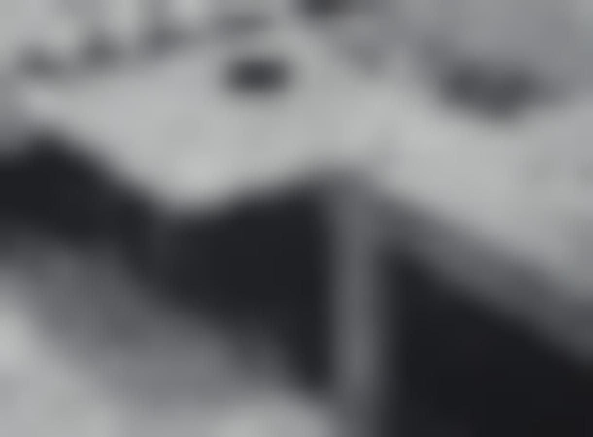 Pedestal table